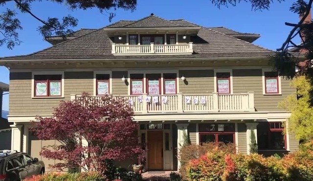 Stunning Home, Sweeping Views, Rooftop Hot Tub, 5 bedroom, 3.5 bathrooms