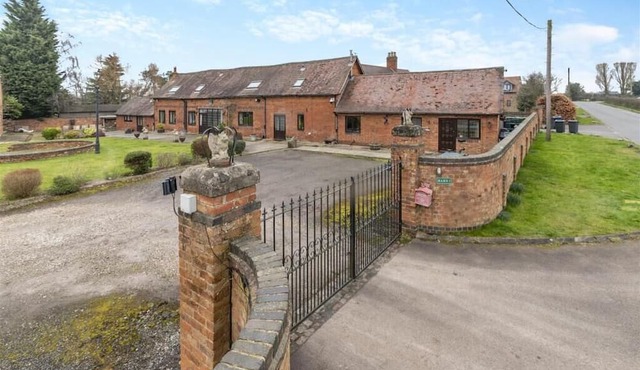 Pritams Gate, 7 Bed, 4 Bath Barn, Games Room, Dog friendly, Near the NEC & BHX