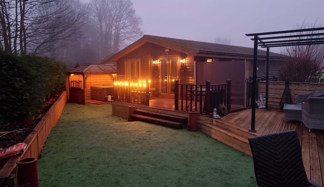 Luxury log cabin with hot tub- York