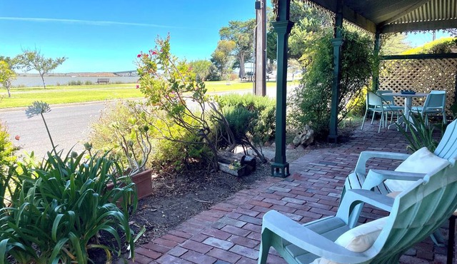 Breezy Goolwa riverview retreat near cafes with walking & bike track on doorstep