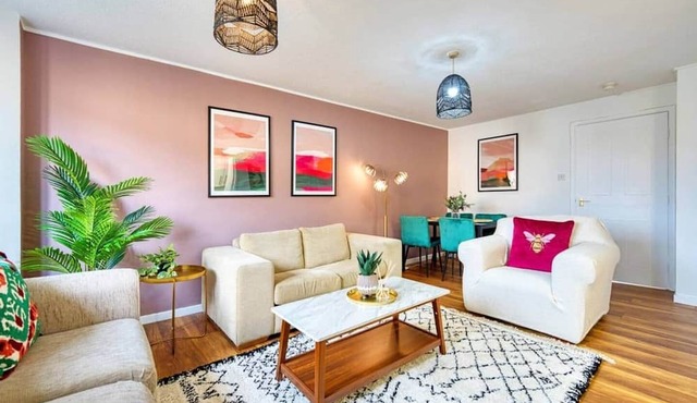 2-Bedroom Gardens Retreat w/Free Parking