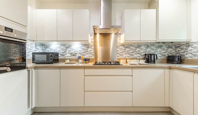 Cozy 2-Bed near Heathrow/Thorpe Park/Legoland/Long-Stay Friendly +Free Parking