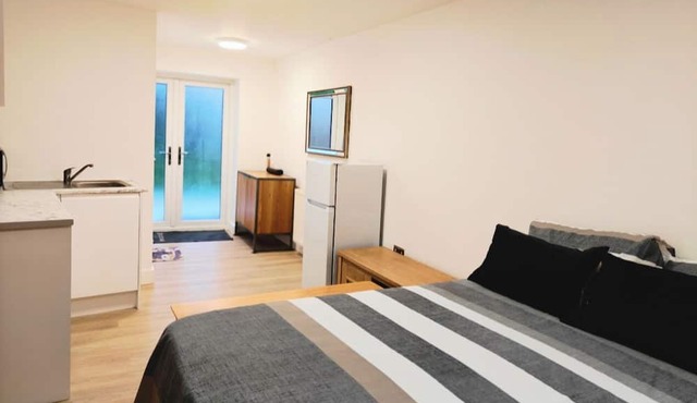 1 Bed House - Sleeps 2 - Garden, Wifi, Parking