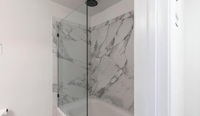 Enjoyable 1-bedroom hotel room with AC in lovely Polson