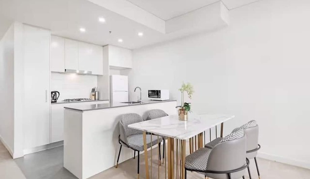 2-bedroom apartment in gorgeous East Lindfield with AC