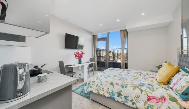 Studio with balcony, 20 mins away from central London, Godino Hotel