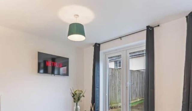 Spacious 4-Bed Home Near Cribbs & Bristol