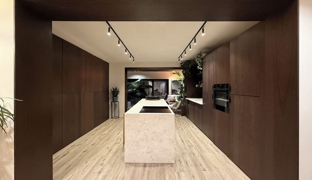 High Tree - Stylish Detached Home