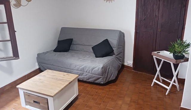 Small studio in the center of cabris