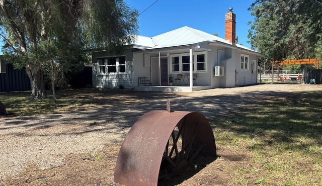 Byrne Cottage - 3-bedroom house in quaint Moyhu with beautiful views