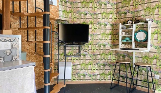 Cottage near Paris with private courtyard