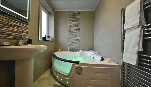 Elegant Cottage With Hot Tub