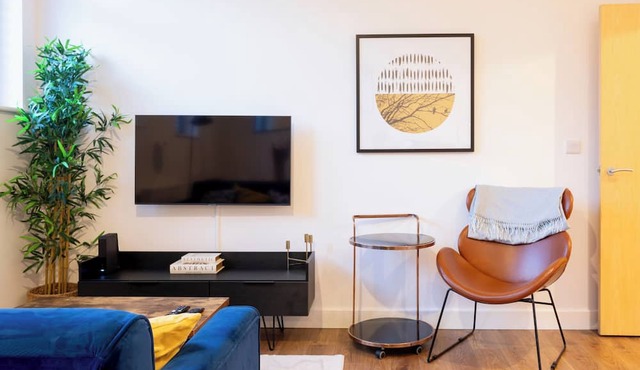 Modern 2- Bedroom Apartment in Central Redhill!