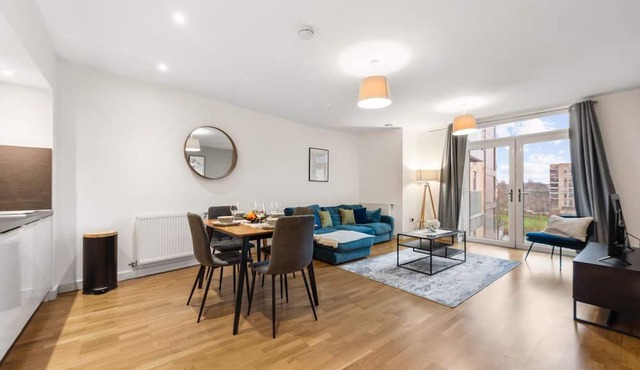 Cozy 2BR Wembley | Sleeps 5 | Near Train | Prime