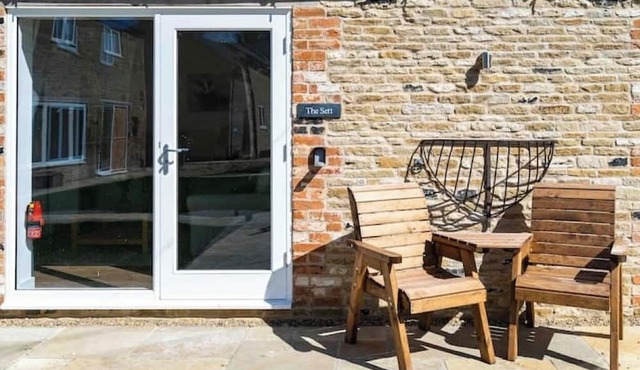 The Sett - cosy riverside bolthole