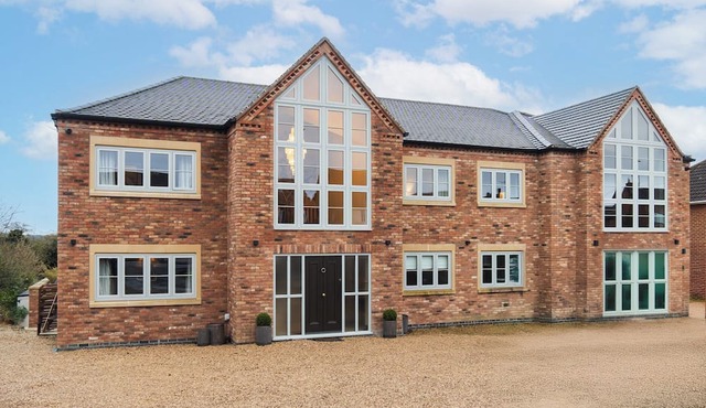 HALLAM RETREAT, pet friendly, luxury holiday cottage in West Hallam