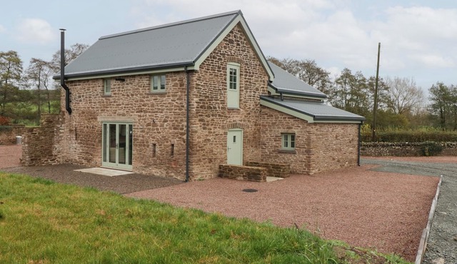 VELINDRA FARM COTTAGE, family friendly, with open fire in Peterstow