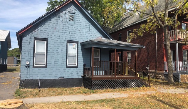 Cozy 2-bedroom bungalow in peaceful Utica with AC