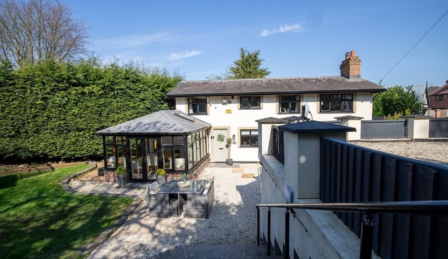 RAINBOW COTTAGE, pet friendly, with hot tub in Ormskirk