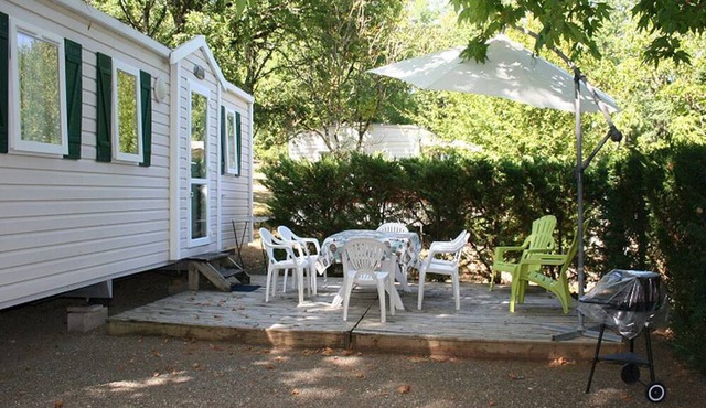 Mobile home with terrace at Payrac campsite