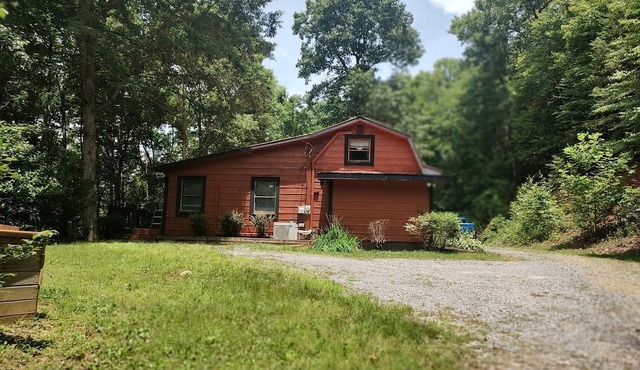 Amazing Cabin with Fireplace, Games and Fire Pit in Polk County, Tennessee