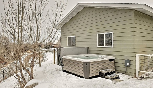 Tranquil Mountain Guesthouse with Hot Tub and Creek Views Near Trails in Lander, Wyoming