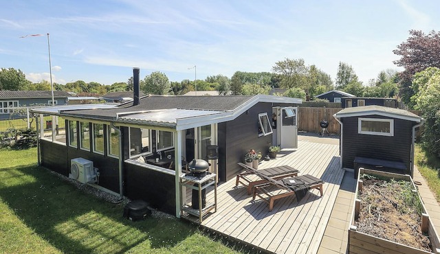 Summer house with direct path to the sea
