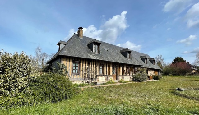 Beautiful Norman half-timbered house on a large plot in Saint-Julien-sur-Calonne