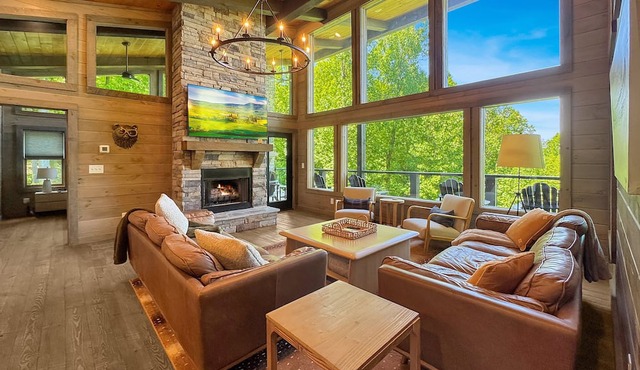 The Day Hike - Pet Friendly | Mountain View | Hot Tub | Outdoor Fireplace | Oversized Deck