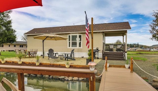 Dual-Cottage Getaway in Oakland w/Private Pond