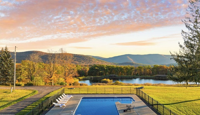 Heated Pool + Hot Tub + Sand Volleyball | Lake + Cannoe | Near Hunter Mountain