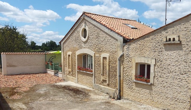 Between river and town center - air-conditioned - 2 WCs - enclosed courtyard