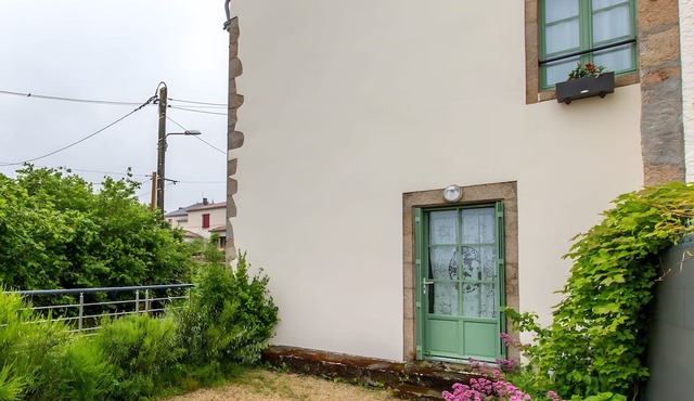Holiday Home “Gîte Logis des Douves” with Private Terrace and Wi-Fi