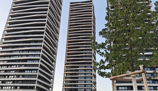 24th-Floor 3-bed room near Zurich, wraparound Balcony, Parking & Stunning Views