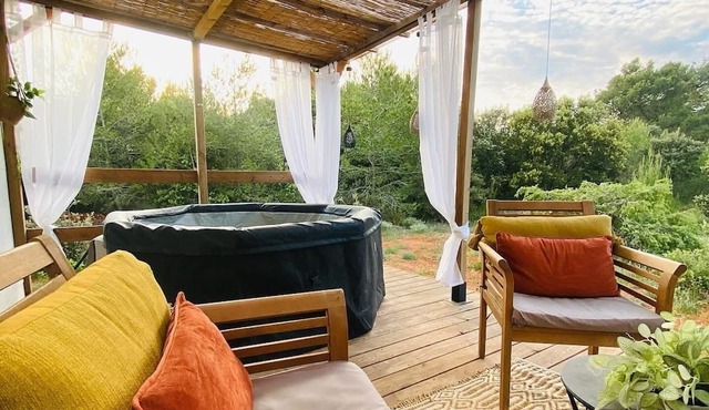Studio le Nid secret. Loveroom in the heart of nature with spa bath and jacuzzi