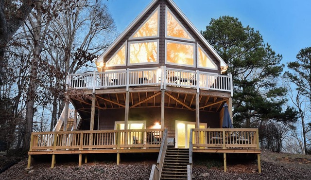 Otter Landing: Lakefront, Cozy, Sleeps 8