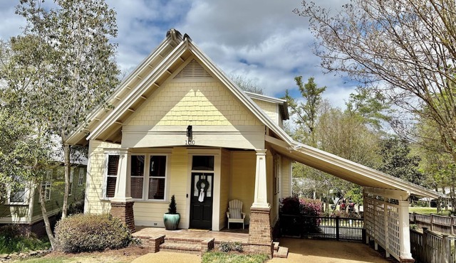 "Bully's Bungalow"nCharming Bungalow Near MSU, Downtown & Game Day Fun
