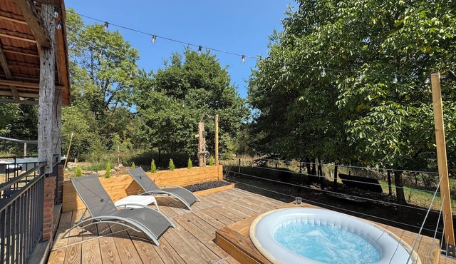 Surrounded by nature, private garden and jacuzzi. Pets welcome!