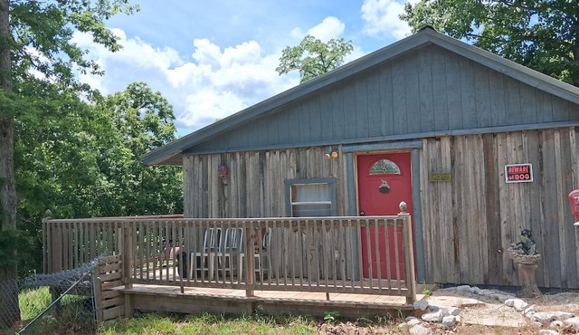 Canine Retreat Tiny House Overlooking the Bluff