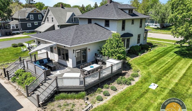 Maplewood Manor | 6BR Lake Geneva | Golf & Weddings