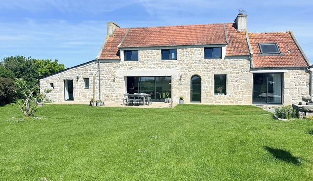 Breton house with footpath to coast in Finistère