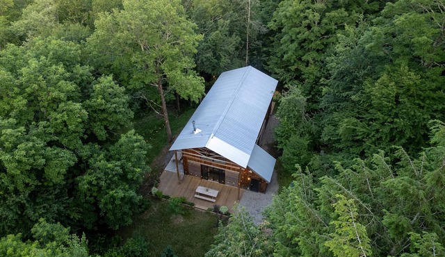 Scandinavian design Chalet with private hiking trail and Goodland hot tub