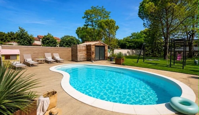 Family villa a few minutes from Cognac, swimming pool & jacuzzi for 12 people
