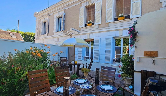 Charming house in the center of Milly, close to shops and tourist attractions.