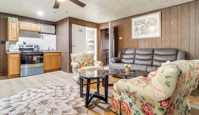 Metro Detroit Home Base w/Yard, Pets Welcome!