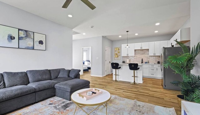 Modern 4BR | Chef`s Kitchen + Soaking Tub · Indy