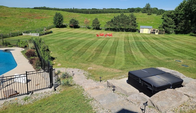 Country Escape with Pool and Hot tub near Creemore