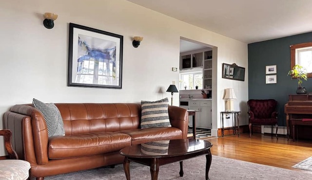 Lake Views, Historic 3BR Basecamp Heart of Baddeck