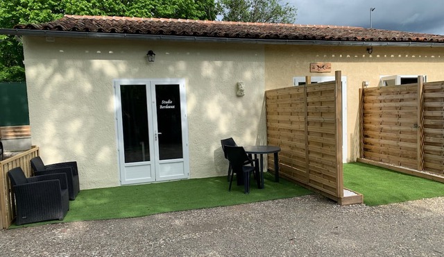 Guest Room “Studio Bordeaux – Naturist Room” with Pool, Wi-Fi, and Air Conditioning