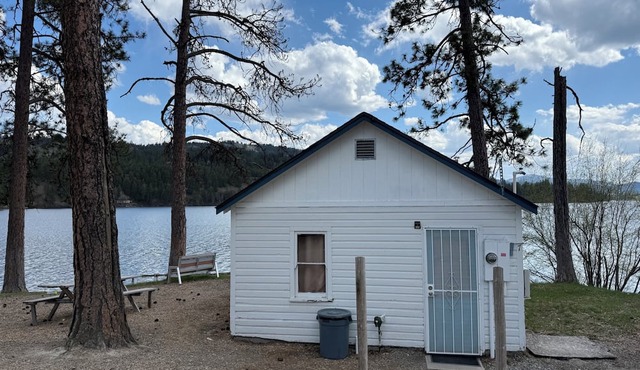 Charming 1BR Cabin on Curlew Lake – 2 Queen Beds, Full Bathroom + A/C